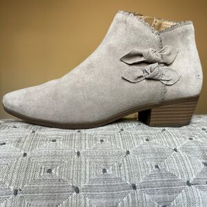 Jack Rogers Kali Taupe Tan Suede Ankle Boot Booties Bow Side Zip Women's 7.5 - 8